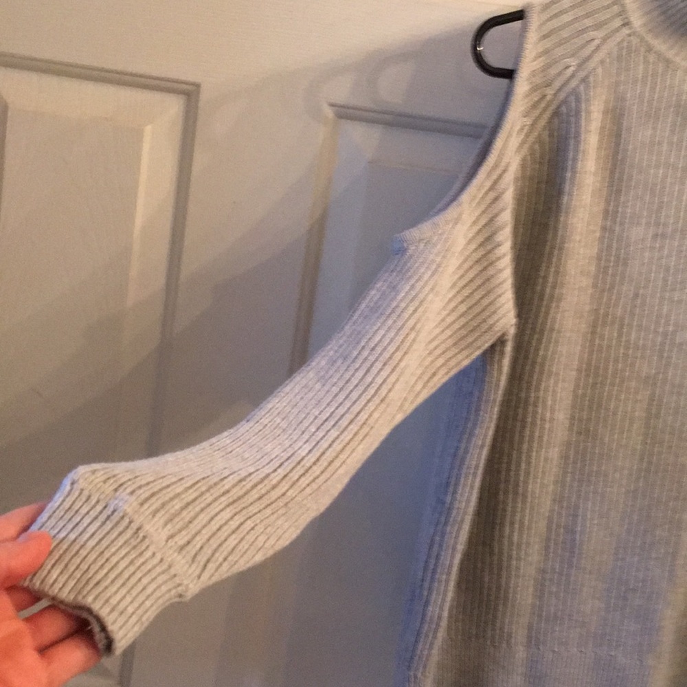 H&M cold shoulder sweater - Picture 3 of 4